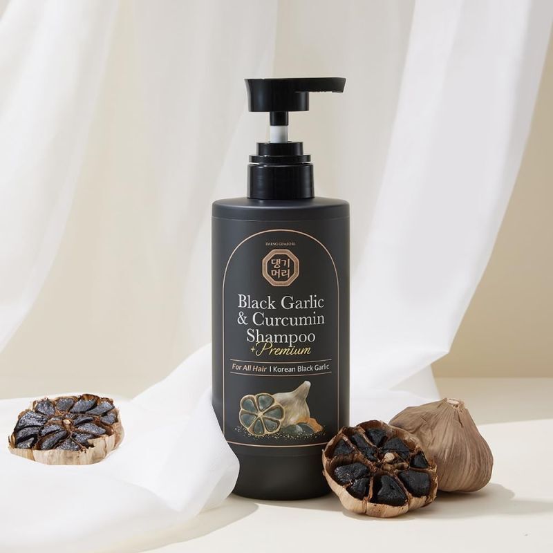 Daeng Gi Meo Ri Black Garlic & Curcumin Premium Shampoo – šampūnas su česnakais ir kurkuminu, 500ml.