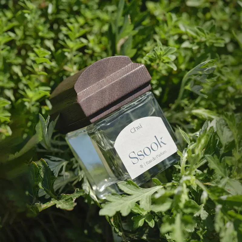 Chwi Ssook Eau De Parfum Young Spring Mugwort – kvepalai su pelynu, šalaviju ir medienos natomis 2
