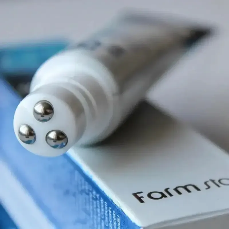 Farmstay Collagen Water Full Moist Rolling Eye Serum – paakių serumas su kolagenu 2