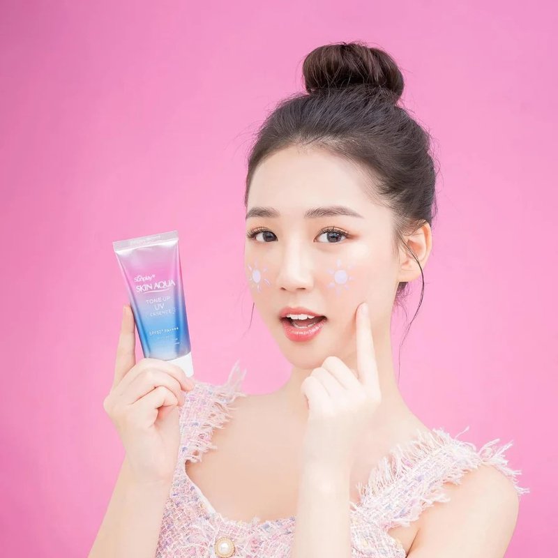 Rohto Skin Aqua Tone Up UV Essence SPF+ PA++++ – tonuojanti esencija nuo saulės
