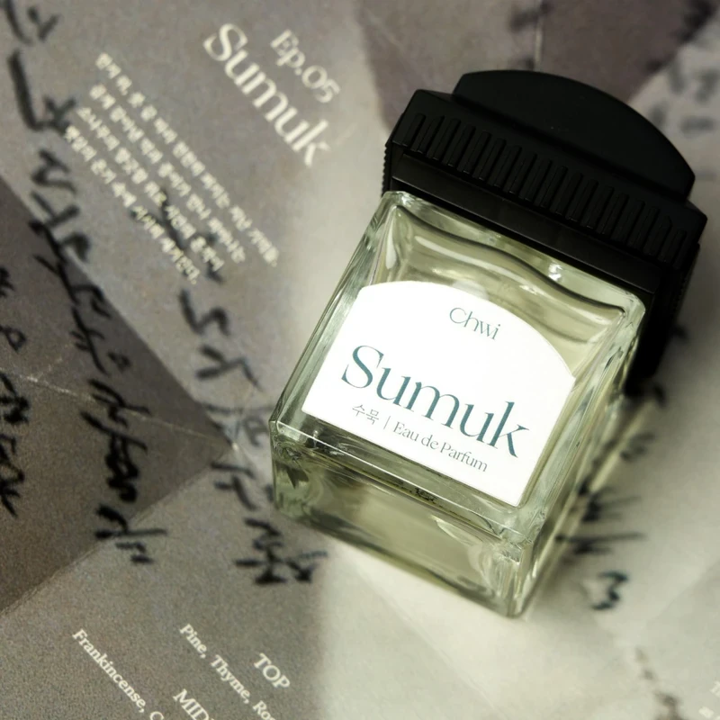 Chwi Sumuk Eau De Parfum Ink & Paper – kvepalai su pušies, smilkalų ir medienos natomis 1