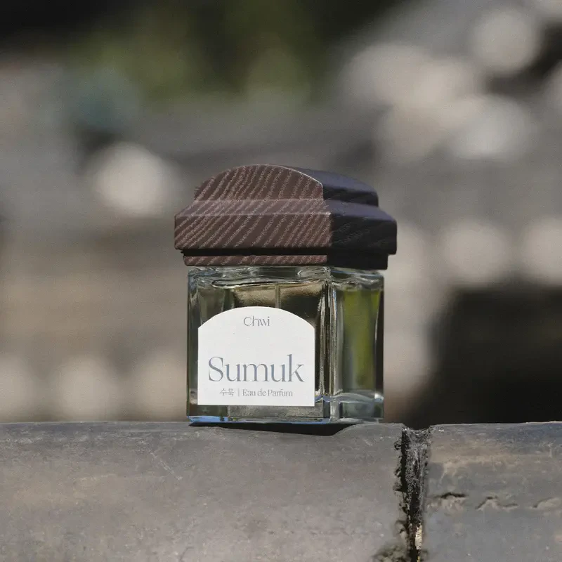 Chwi Sumuk Eau De Parfum Ink & Paper – kvepalai su pušies, smilkalų ir medienos natomis 2